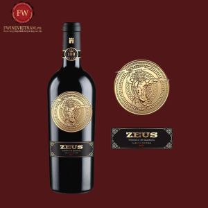 Rượu vang Ý Zeus Primitivo Di Manduria Limited là sp rượu vang đẹp hình thức, xịn chất lượng. Trải nghiệm hương vị của Zeus Primitivo Di Manduria Limited không chỉ đơn thuần là thưởng thức một chai rượu vang; đó là hành trình khám phá những giá trị văn hóa, truyền thống và sự sáng tạo trong nghệ thuật sản xuất vang Ý.